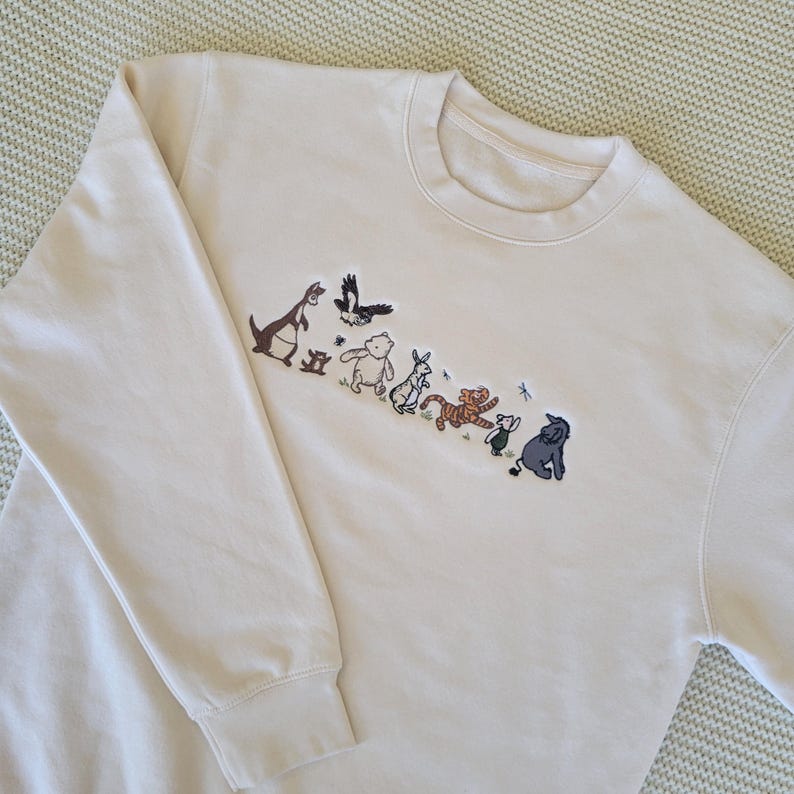 Geborduurde klassieke Winnie The Pooh-ronde hals | Vintage Pooh-personages afbeelding 1