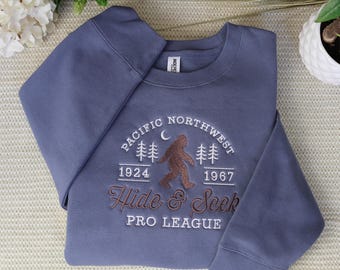 ビッグフットの刺繍入りかくれんぼクルーネックTシャツ｜面白いギフト