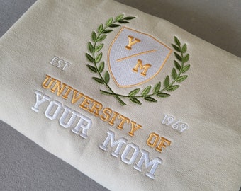 University Of Your Mom-geborduurde ronde hals | Grappig cadeau
