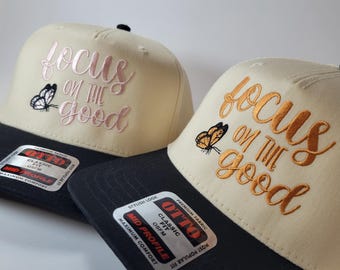 刺繍入り蝶の引用句スナップバックキャップ | Focus On The Good