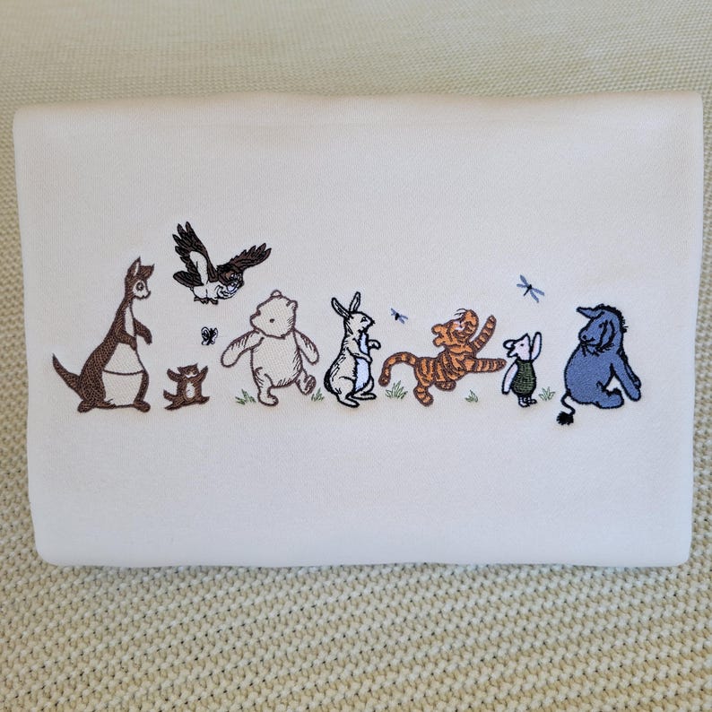 Op de afbeelding: Een set van drie keramische mokken met een gespikkelde, matte afwerking. De mokken zijn in cr&egrave;me, lichtgrijs en donkergrijs. Elke mok heeft een eenvoudig, minimalistisch ontwerp en een afgeronde handgreep. Voor koffie of thee.