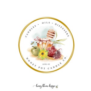 Puede incluir: Un logotipo circular dorado con el texto "Candles, Oils, Diffusers, Honey Pot Candle Co." y una ilustración de acuarela de un tarro de miel, un cucharón de miel, una manzana verde, un girasol y una granada.