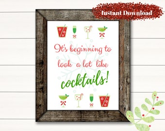 Puede incluir: Un cartel imprimible con un marco de madera rústico y fondo blanco. El cartel presenta un diseño festivo de copo de nieve y el texto "It's beginning to look a lot like cocktails!" con un esquema de color verde y rojo.