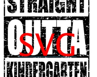 Puede incluir: Gráfico en blanco y negro con el texto "STRAIGHT OUTTA KINDERGARTEN" en una fuente desgastada. La palabra "SVC" está en rojo y está centrada en el medio del gráfico.