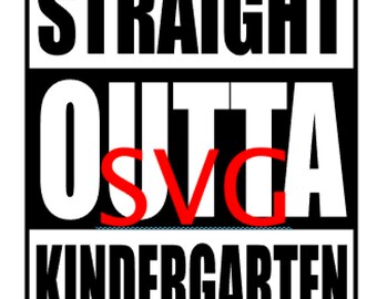 Puede incluir: Gráfico en blanco y negro con el texto "STRAIGHT OUTTA KINDERGARTEN" en letras negras en negrita. La palabra "OUTTA" está en rojo con las letras "SVC" en el medio.