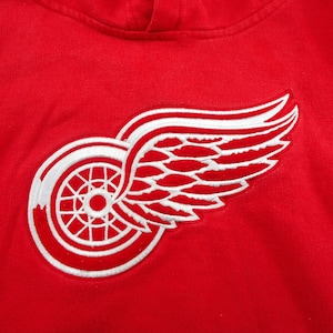 Antigua Detroit Red Wings Women's Red Victory Crew Sweatshirt, Red, 65% Cotton / 35% POLYESTER, Size XL, Rally House