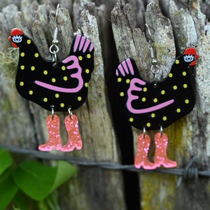Oorbellen kip - Cowboykippen in laarzen - Polkadot-kippen - Zwart en roze hangoorbellen