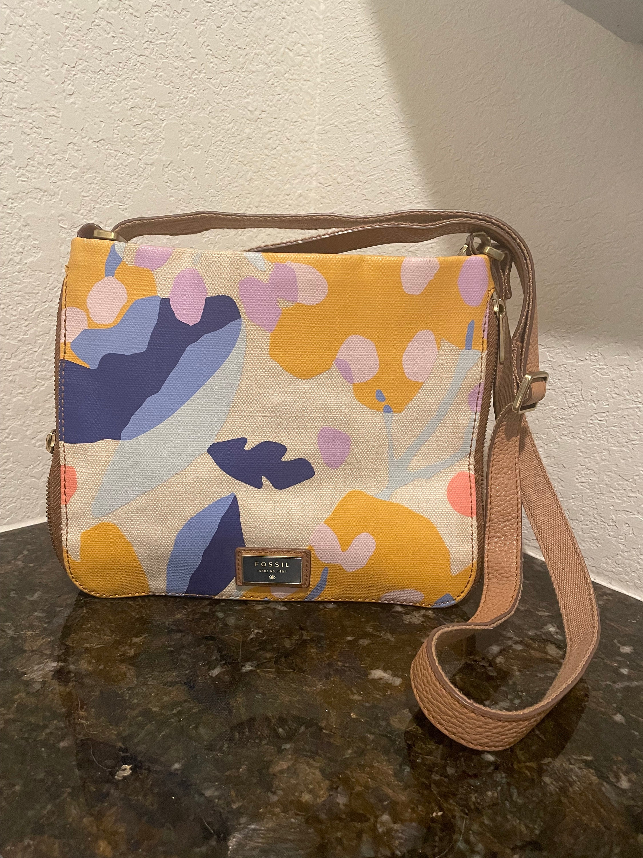 Fossil issue no 1954 crossbody hotsell