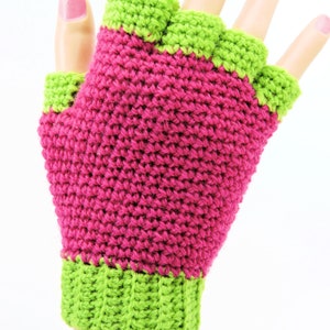 Può includere: Guanti senza dita in crochet rosa e verde con un design a colori a contrasto.