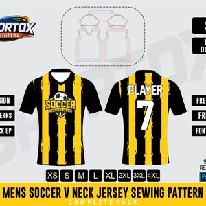 Op de afbeelding: Digitaal ontwerp voor een heren voetbal V-hals jersey naaipatroon. De jersey is zwart met gele verticale strepen. De voorkant heeft een voetbalclublogo en de achterkant toont nummer 7. Maten van XS tot 4XL.