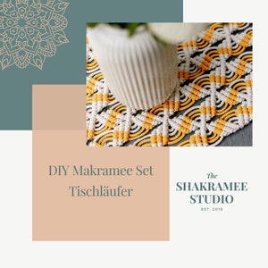 Könnte beinhalten: DIY Makramee Tischläufer-Set in Gelb und Weiß. Der Tischläufer ist mit einer Knotentechnik hergestellt. Der Text "The Shakramee Studio Est. 2018" befindet sich in der unteren rechten Ecke des Bildes.