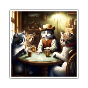 Puede incluir: Cuatro gatos vestidos con ropa están sentados alrededor de una mesa jugando a las cartas. El gato del centro lleva un sombrero de vaquero y un chaleco. La mesa tiene una superficie de fieltro verde y cuatro tazas de café. El fondo es una habitación tenue con una barra de madera y estantes.