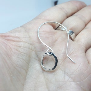 Boucles d'oreilles pendantes en argent sterling faites à la main avec cercles martelés, superbes boucles d'oreilles de tous les jours, cadeau pour elle image 5