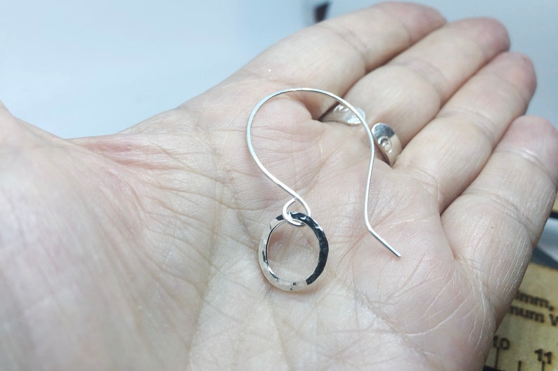 Boucles d'oreilles pendantes en argent sterling faites à la main avec cercles martelés, superbes boucles d'oreilles de tous les jours, cadeau pour elle image 5