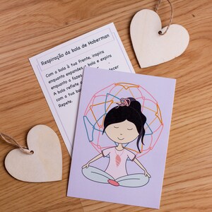 May include: A purple card with a cartoon illustration of a person meditating inside a colorful circle. The card has text that reads "Respira&ccedil;&atilde;o da bola de Hoberman" and "Com a bola &agrave; tua frente, inspira enquanto expandes a bola e expira enquanto a fazes. A bola reflete o com a tua bar. Repete. tecer"