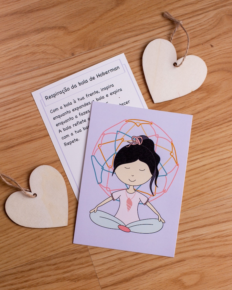 May include: A purple card with a cartoon illustration of a person meditating inside a colorful circle. The card has text that reads "Respira&ccedil;&atilde;o da bola de Hoberman" and "Com a bola &agrave; tua frente, inspira enquanto expandes a bola e expira enquanto a fazes. A bola reflete o com a tua bar. Repete. tecer"