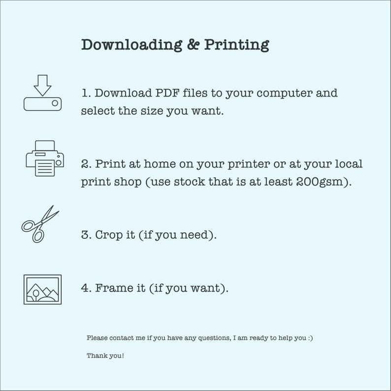 Op de afbeelding: Een zwart-witte illustratie van een downloadpijl, een printer, een schaar en een fotolijst. De tekst luidt "Downloaden & Afdrukken" en somt vier stappen op: 1. Download PDF-bestanden naar uw computer en selecteer de gewenste grootte. 2. Print thuis op uw printer of bij een lokale printshop (gebruik papier van minimaal 200 g/m&sup2;). 3. Knip het bij (indien nodig). 4. Kader het in (indien gewenst).