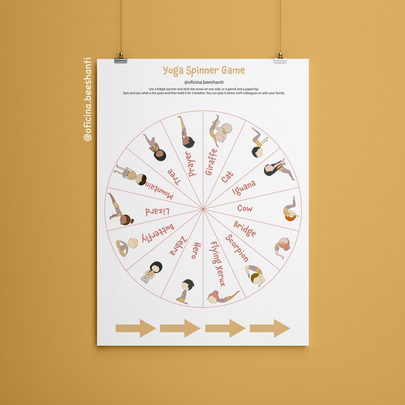 Op de afbeelding: Een printbaar yoga-spinner-spel met een kleurrijk wiel met 12 yoga-houdingen, waaronder berg, boom, gebed, giraffe, kat, leguaan, koe, brug, schorpioen, vliegende xerus, held, zebra, hagedis, vlinder. De spinner is ontworpen om mensen te helpen verschillende yoga-houdingen te leren en te oefenen.