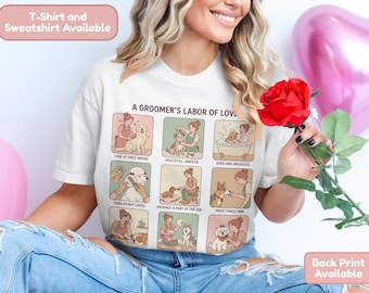 Könnte beinhalten: Weißes T-Shirt mit einer Grafik, die die Arbeit eines Hundefriseurs veranschaulicht und verschiedene Phasen der Fellpflege zeigt. Der Text enthält "A Groomer's Labor of Love" und Sätze wie "Love at First Brush". Das Shirt ist als T-Shirt und Sweatshirt erhältlich.