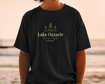 Lake Ontario Koordinaten T-Shirt: Retro Canadian Lake Tee, Vintage Natur, Unisex