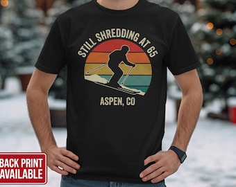 Camiseta de esquí personalizada "Aspen, Colorado, sigue esquiando a los 65" - Regalo de cumpleaños de esquí retro vintage - Camiseta de nieve personalizada para la edad y el resort