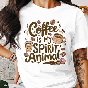 Koszulka Coffee Is My Spirit Animal, słodka koszulka dla miłośników kawy, zabawna koszulka graficzna dla uzależnionych od kawy, idealny prezent dla entuzjastów kawy