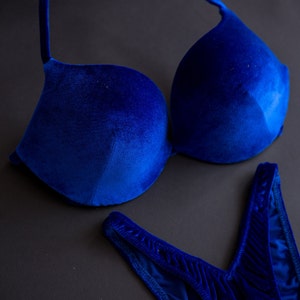 Figure posing velour base bikini IFBB NPC - bodybuilding fitness base bikini