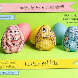 Puede incluir: Tres patrones de conejito de Pascua de punto de cruz, cada uno en un color diferente: rosa, amarillo y azul. Los conejitos están sentados sobre un fondo verde con huevos de color pastel.