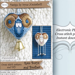 Op de afbeelding: Borduurpatroon voor een hartvormige hanger met een ram met bruine hoorns en een blauw-wit lichaam. De hanger is versierd met belletjes en heeft de tekst "Ram Borya and Brother" en "Cross stitch pattern and DIY".