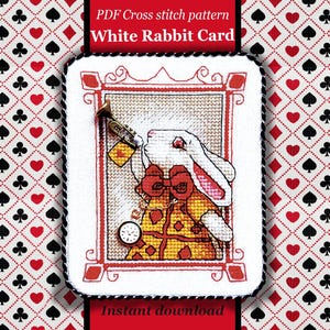 Puede incluir: Un patrón de punto de cruz titulado White Rabbit Card que muestra un conejo blanco con pajarita roja y chaleco amarillo estampado. El conejo sostiene una pequeña trompeta dorada y un reloj de bolsillo. El diseño está enmarcado en rojo.