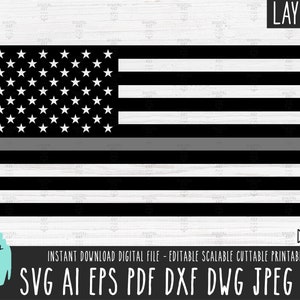 Könnte beinhalten: Ein mehrschichtiges Design in Schwarzweiß der amerikanischen Flagge mit einem dünnen grauen Streifen in der Mitte. Der Text "LAYERED" befindet sich in der oberen rechten Ecke und "DAS 668" in der unteren rechten Ecke. Der Text "INSTANT DOWNLOAD DIGITAL FILE - EDITABLE SCALABLE CUTTABLE PRINTABLE" befindet sich unter der Flagge. Der Text "SVG AI EPS PDF DXF DWG JPEG PNG" befindet sich am unteren Rand des Bildes.