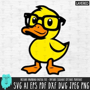 Peut inclure: Un canard jaune de dessin animé portant des lunettes noires, avec un bec et des pieds orange. L'image comprend le texte "LAYERED" et "DIGITAL ART STUDIO". En dessous du canard se trouve le texte "INSTANT DOWNLOAD DIGITAL FILE - EDITABLE SCALABLE CUTTABLE PRINTABLE SVG AI EPS PDF DXF DWG JPEG PNG".