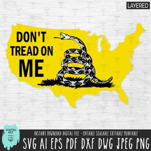 Könnte beinhalten: Eine gelbe Umrandung der Vereinigten Staaten mit einer schwarzen und weißen, sich windenden Schlange im Inneren. Der Text "Don't Tread On Me" ist in schwarzen Buchstaben auf gelbem Hintergrund geschrieben.