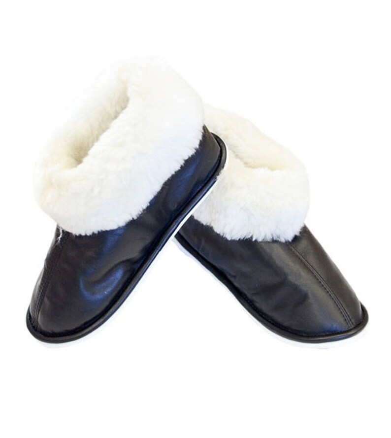 домашнее меховые тапочки. бабуши из меха. чуни из овчины «браун». меховые домашние чуни. чуни вилмар меховые.