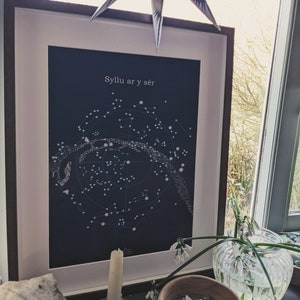 Mapa estelar de la mitología galesa "Syllu ar y sêr" Impreso en cartón reciclado de 297 mm x 420 mm. Presenta mitos y leyendas.