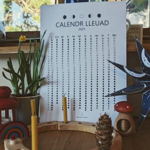 Calendr lleuad 2025 (calendário lunar) em Cymraeg (galês). Apresentando meses e dias. Tamanho A3 em cartão reciclado em azul escuro em cartão reciclado.