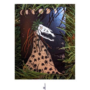 Cartão mini impresso Y Fari Lwyd (folclore Mari Llwyd). Baseado em um linóleo original cortado e finalizado com tinta à mão. Impresso em cartão reciclado.