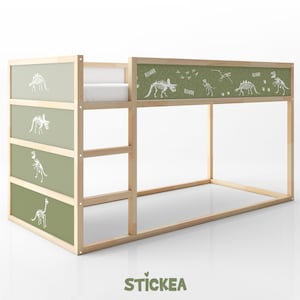 Könnte beinhalten: Ein hölzernes Etagenbett mit Dinosaurier-Motiv. Das Bett hat grüne Paneele mit weißen Dinosaurier-Illustrationen und dem Wort "ROAR". Der Rahmen ist aus hellfarbenem Holz gefertigt. Das Bild enthält auch Dinosaurier-Fußabdruck-Abziehbilder.