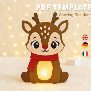 Puede incluir: Un reno brillante de papel con una bufanda roja, cuerpo marrón y manchas blancas. El texto "PDF TEMPLATE Glowing Reindeer" está en la parte superior. El reno tiene una luz en el interior, y el fondo es blanco suave y borroso.