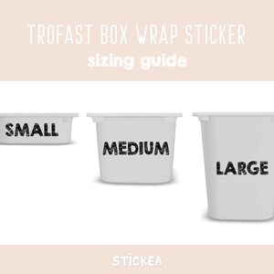 Pu&ograve; includere: Una guida alle taglie per adesivi per scatole Trofast con tre contenitori bianchi di diverse altezze. I contenitori sono etichettati con testo nero che recita SMALL, MEDIUM e LARGE. Il testo in alto recita TROFAST BOX WRAP STICKER sizing guide.