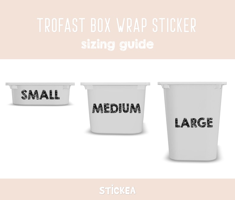 Pu&ograve; includere: Una guida alle taglie per adesivi per scatole Trofast con tre contenitori bianchi di diverse altezze. I contenitori sono etichettati con testo nero che recita SMALL, MEDIUM e LARGE. Il testo in alto recita TROFAST BOX WRAP STICKER sizing guide.