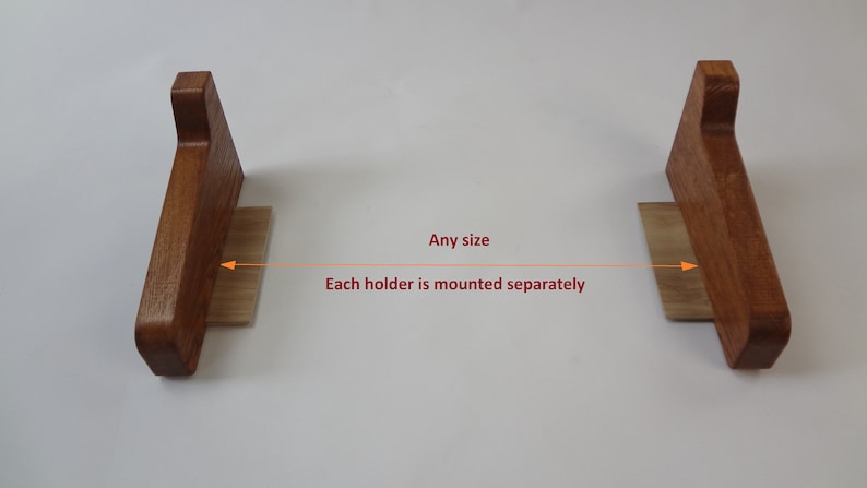 K&ouml;nnte beinhalten: Zwei Holz-Regalhalter mit hellbrauner Oberfl&auml;che. Jeder Halter ist separat montiert und kann verwendet werden, um ein Regal in jeder Gr&ouml;&szlig;e zu erstellen.  "Any size" und "Each holder is mounted separately" sind in roter Schrift unter den Haltern geschrieben.