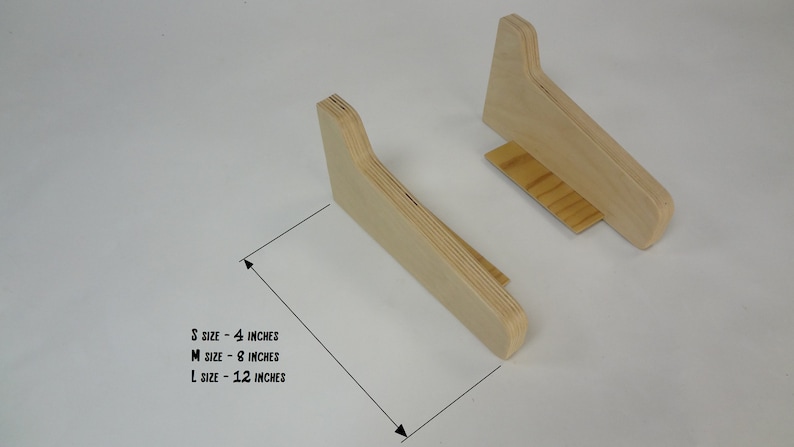 K&ouml;nnte beinhalten: Zwei Laptop-St&auml;nder aus Holz in verschiedenen Gr&ouml;&szlig;en. Die St&auml;nder sind aus Sperrholz und haben eine geschwungene Form. Der Text auf dem Bild lautet: "S size - 4 inches, M size - 8 inches, L size - 12 inches".