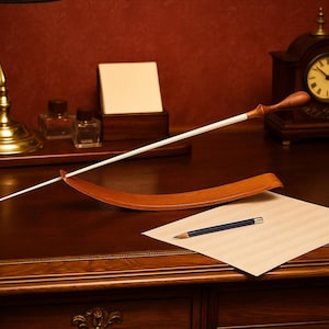 Batuta dyrygenta na podium. Grawerowanie tekstu.