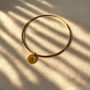 Brazalete rígido - Pulsera de oro personalizable con colgante de letra B