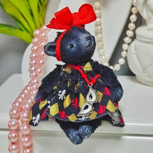 OOAK アーティスト ストレス解消ポケット ブラック ベア マスコット ハンドメイド、赤いリボンのドレスを着た小さなかわいいぬいぐるみテディベアの女の子