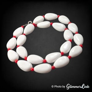 Vintage White Plastic Teardrop Bead Necklace with Red Spacer Accents – 19&quot;