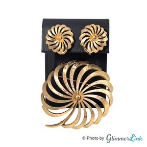 VTG Monet Spiral Textured Flower Gold Tone Brooch & Clip On Earrings Jewelry Set