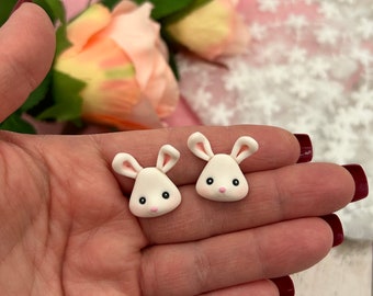 Boucles d'oreille puce lapin kawaii - fait main unique - argile polymère, cadeaux, St Valentin, amour, coeur, cadeaux unique, bijoux.