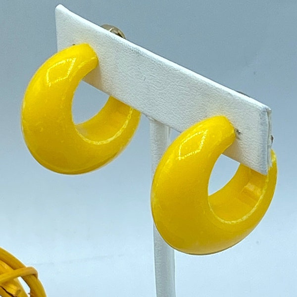 Vintage Napier Yellow Acrylic Hoop Clip On Earrings, 60s Napier Earrings, Napier Earrings, Napier Yellow Earrings, Napier Jewelry